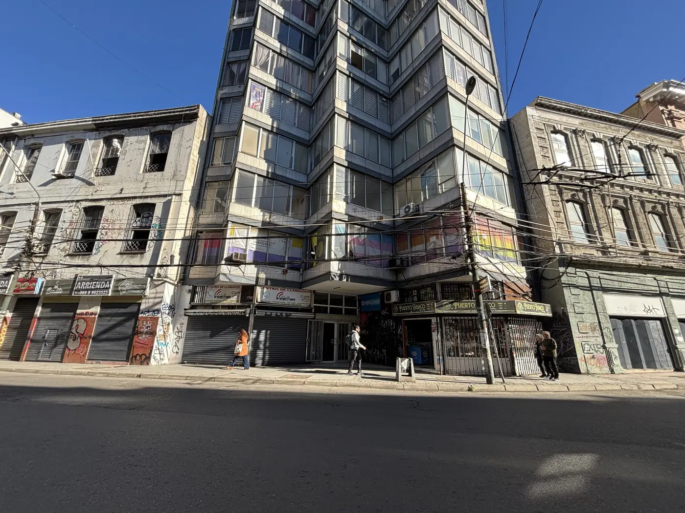 Amplia oficina en venta, ubicada en calle Esmeralda, a pasos de Reloj Turri, Valparaíso. — Valparaíso, Región de Valparaíso