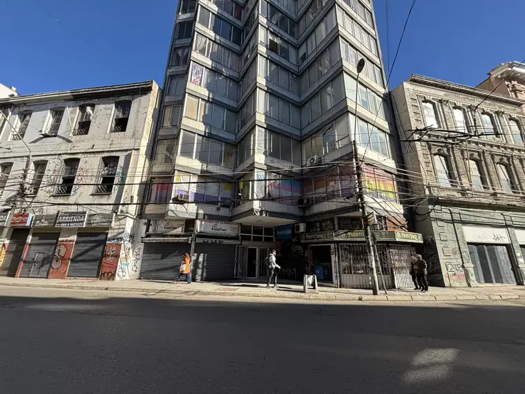 Amplia oficina en venta, ubicada en calle Esmeralda, a pasos de Reloj Turri, Valparaíso. — Plan de Valparaíso · Valparaíso