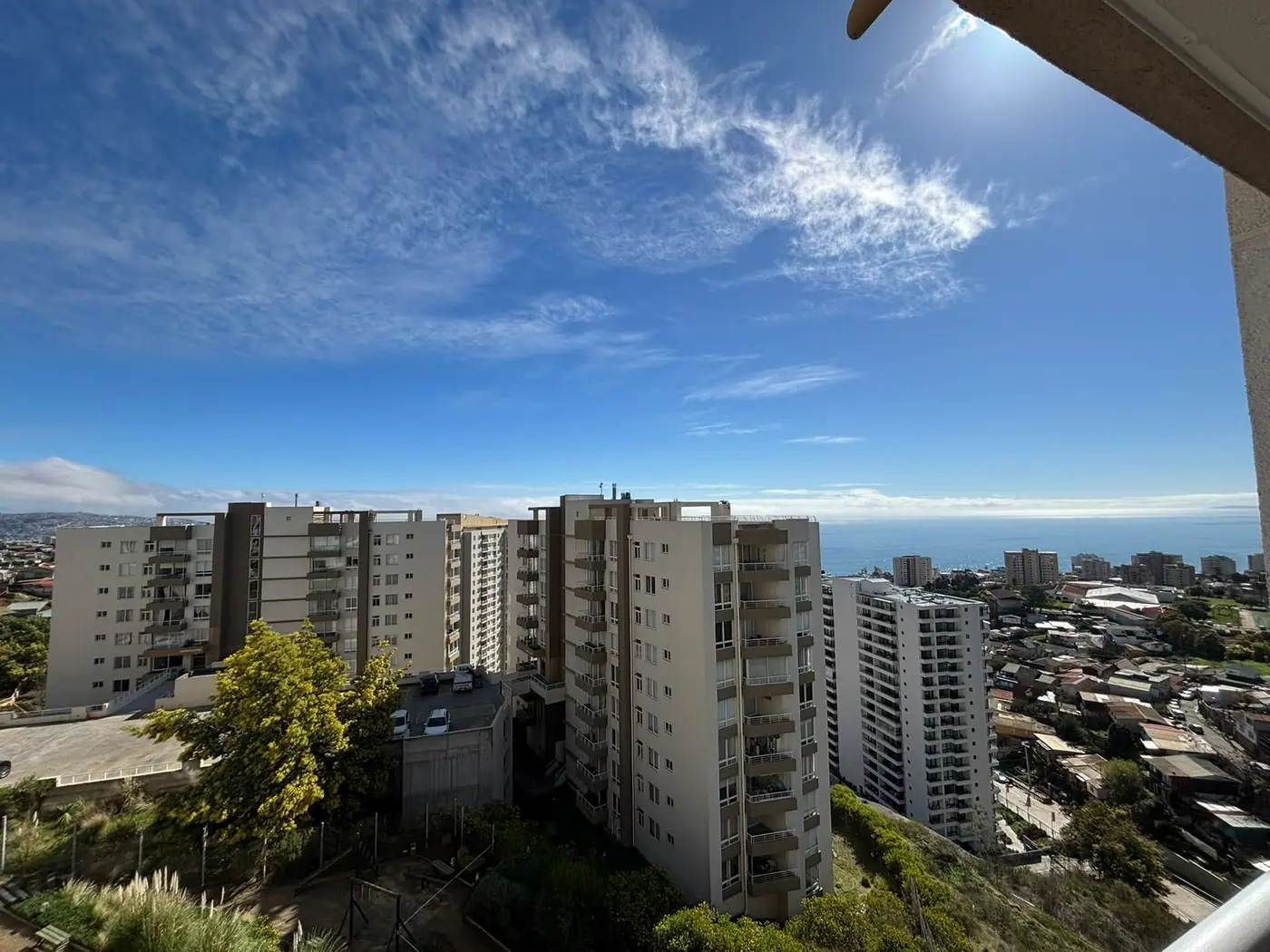 Vista sobre Viña del Mar y el océano desde una de las propiedades de la cartera de Makluf