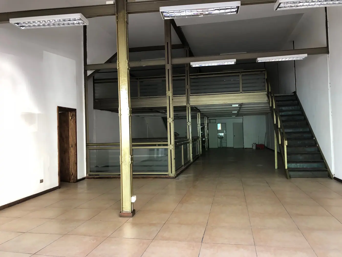 Local en arriendo 578 m2, plan de Valparaíso. — Valparaíso, Región de Valparaíso