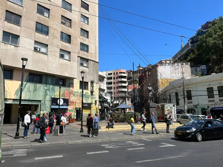 Local en arriendo frente a Plaza Anibal Pinto, Valparaíso. — Valparaíso